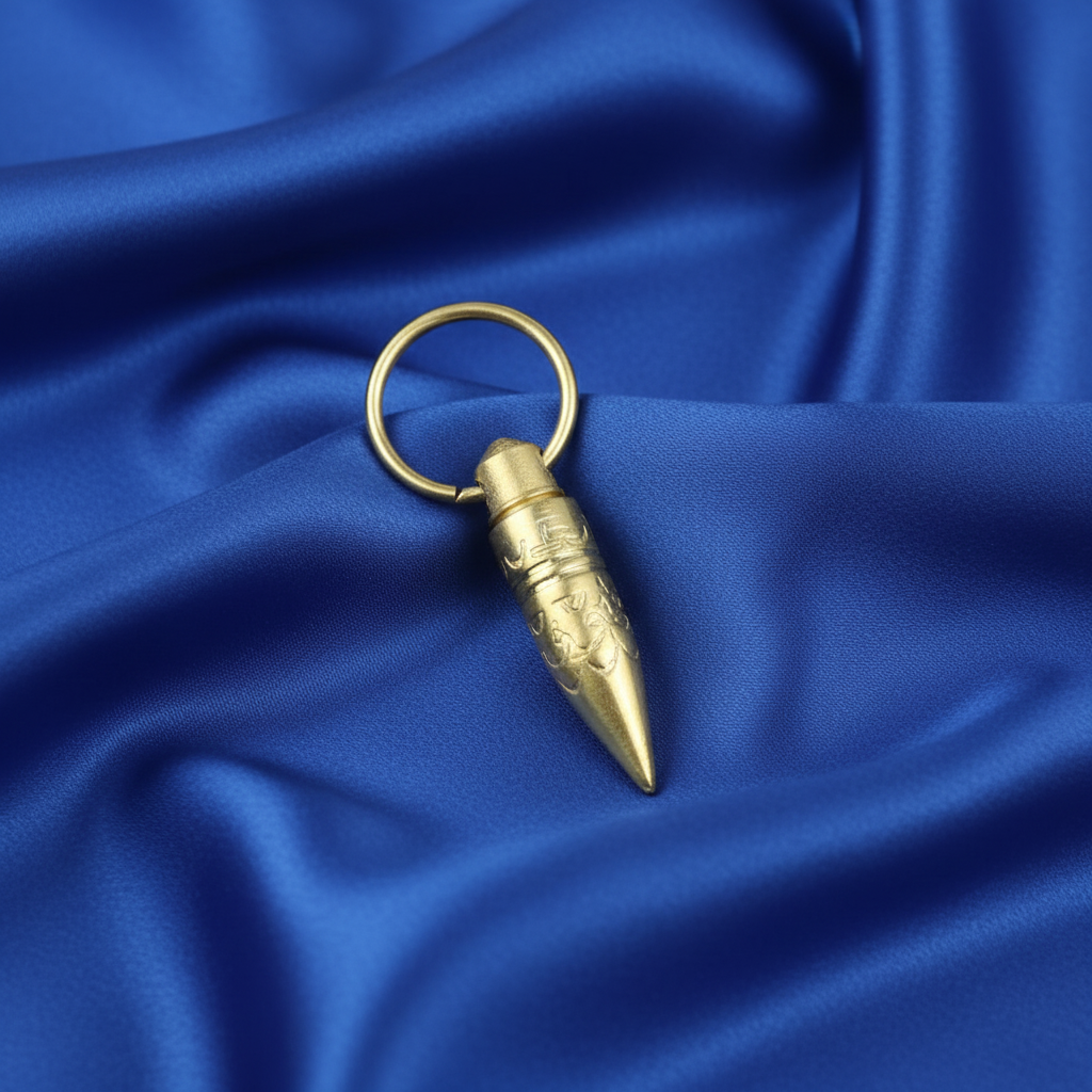 Pendentif doré sur tissu bleu
